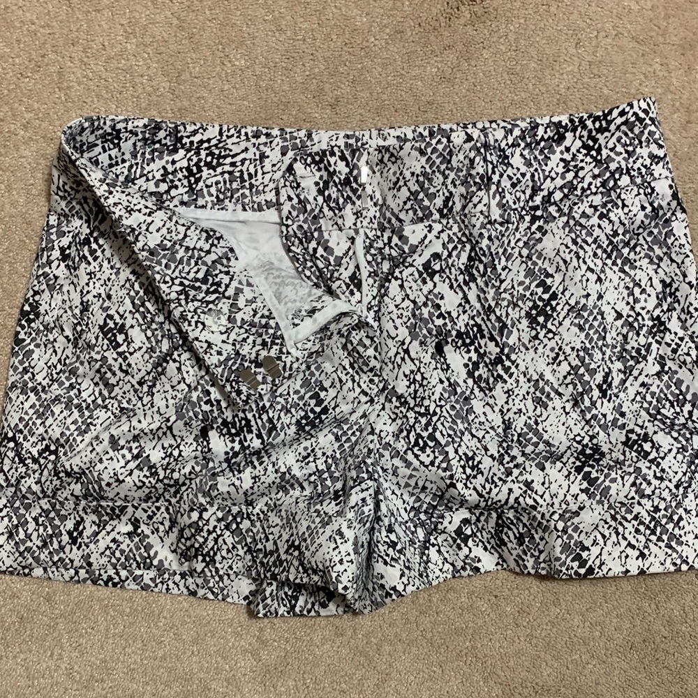 New York & Co Snake Patterned Women’s Shorts